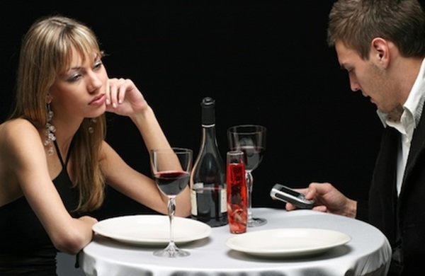 Dependência do Celular pode Indicar Problemas no Namoro